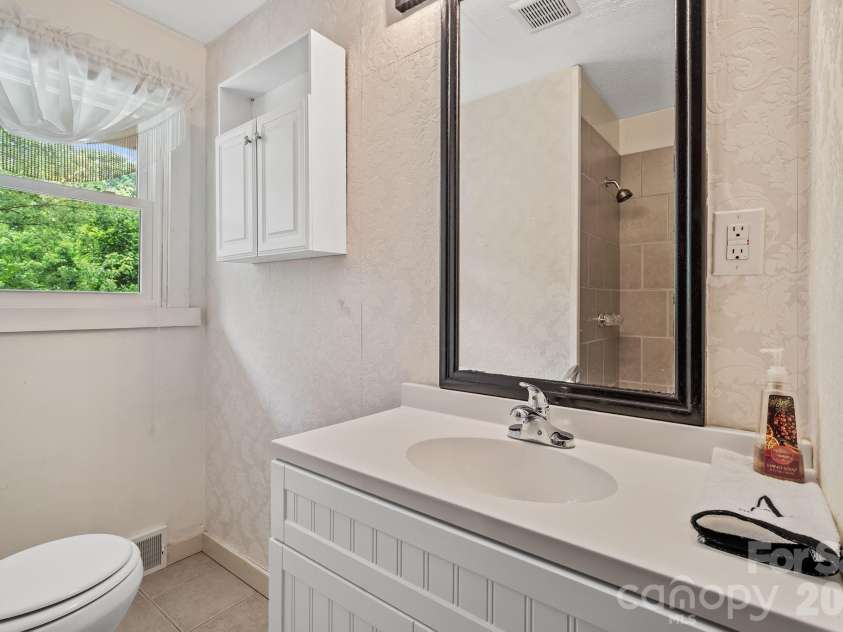 154 Richmond Hill Drive, Asheville, NC 28806.  MLS# CAR4391647, YatesRealty ID 30855. 