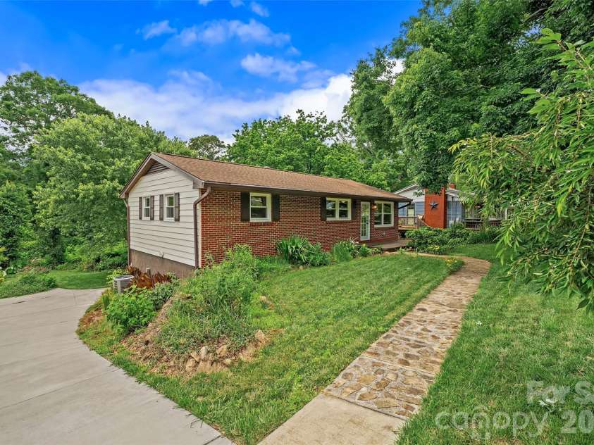 154 Richmond Hill Drive, Asheville, NC 28806.  MLS# CAR4391647, YatesRealty ID 30855. 