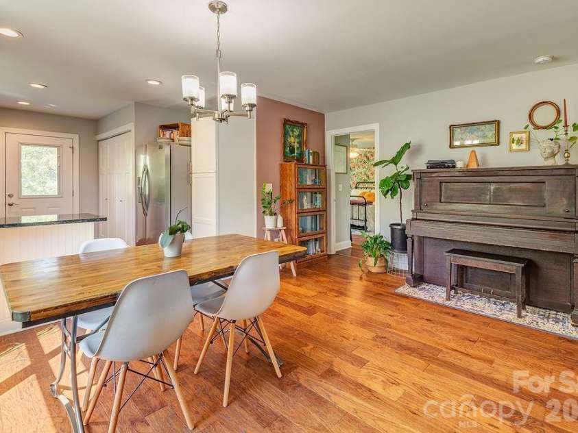 20 Plemmons Street, Asheville, NC 28806.  MLS# CAR4372762, YatesRealty ID 30856. 