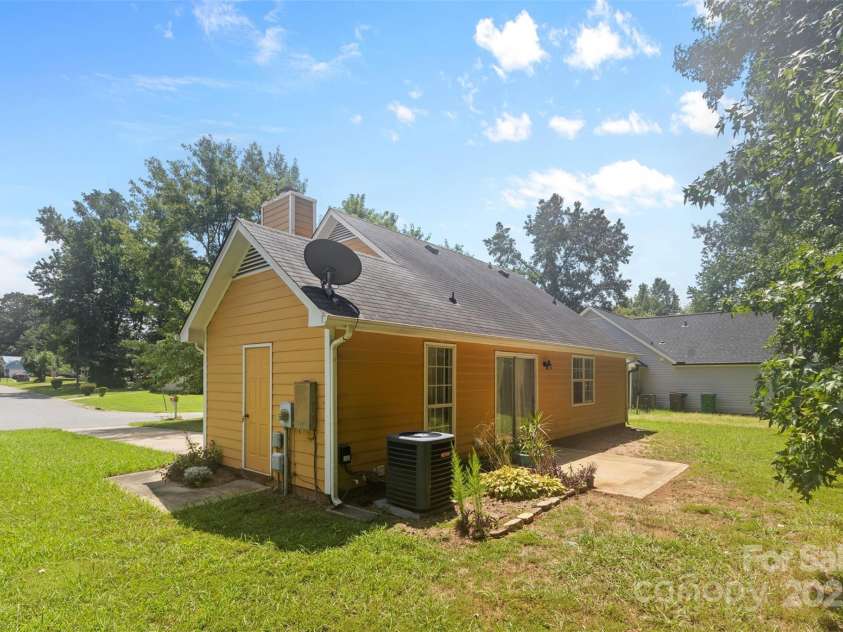 6201 Sunbridge Court, Charlotte, NC 28269.  MLS# CAR4259061, YatesRealty ID 30856. 