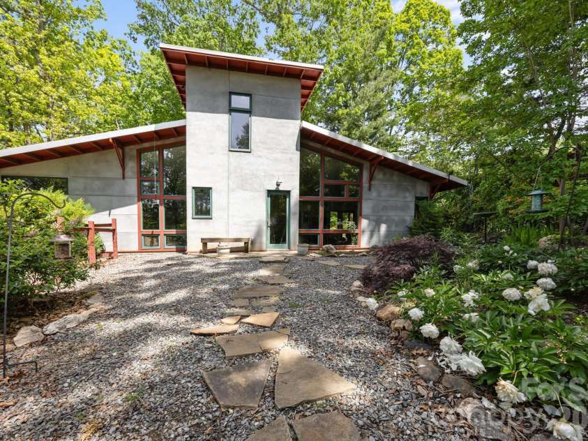 27 Rosebud Lane, Fairview, NC 28730.  MLS# CAR4352014, YatesRealty ID 3086. 