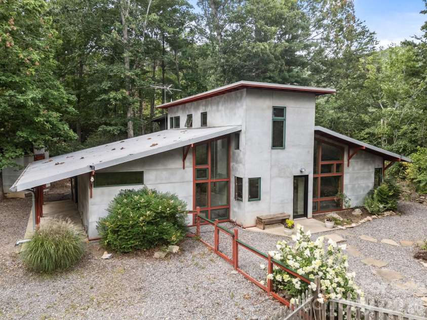 27 Rosebud Lane, Fairview, NC 28730.  MLS# CAR4352014, YatesRealty ID 3086. 