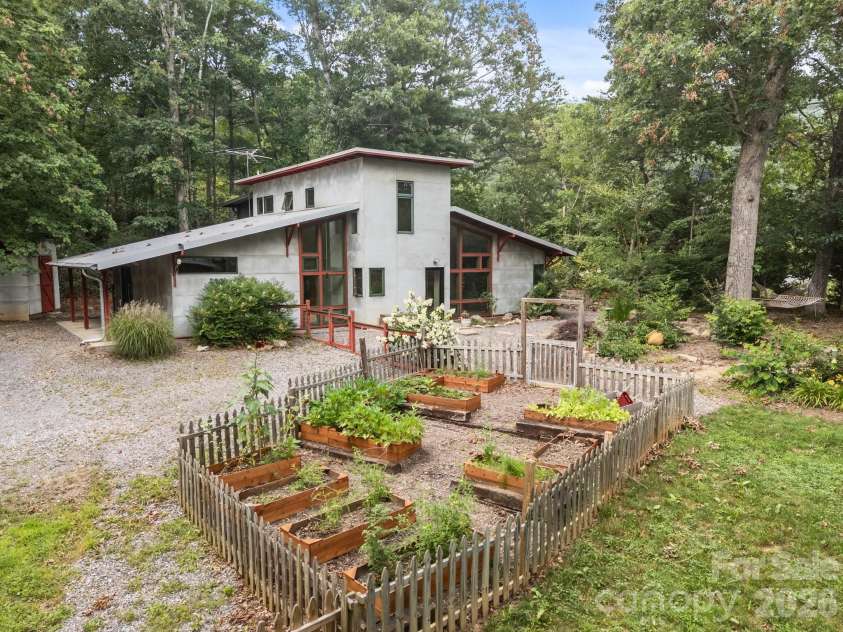 27 Rosebud Lane, Fairview, NC 28730.  MLS# CAR4352014, YatesRealty ID 3086. 