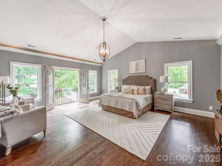 2907 Park Road, Charlotte, NC 28209.  MLS# CAR4390579, YatesRealty ID 30860. Huge Primary Suite