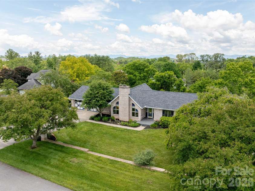 8 Scenic View Drive, Weaverville, NC 28787.  MLS# CAR4378316, YatesRealty ID 30862. 