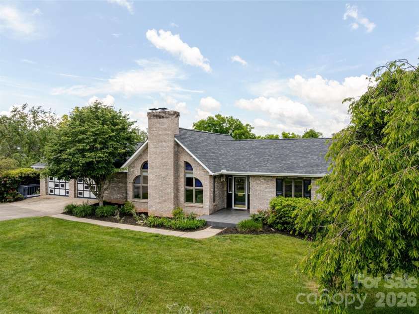 8 Scenic View Drive, Weaverville, NC 28787.  MLS# CAR4378316, YatesRealty ID 30862. 