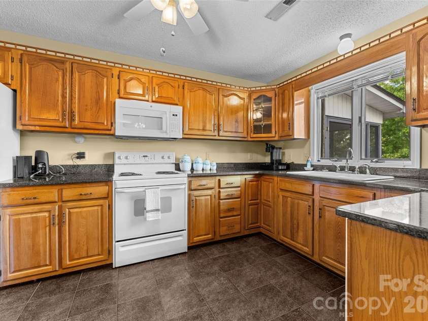 8 Scenic View Drive, Weaverville, NC 28787.  MLS# CAR4378316, YatesRealty ID 30862. 