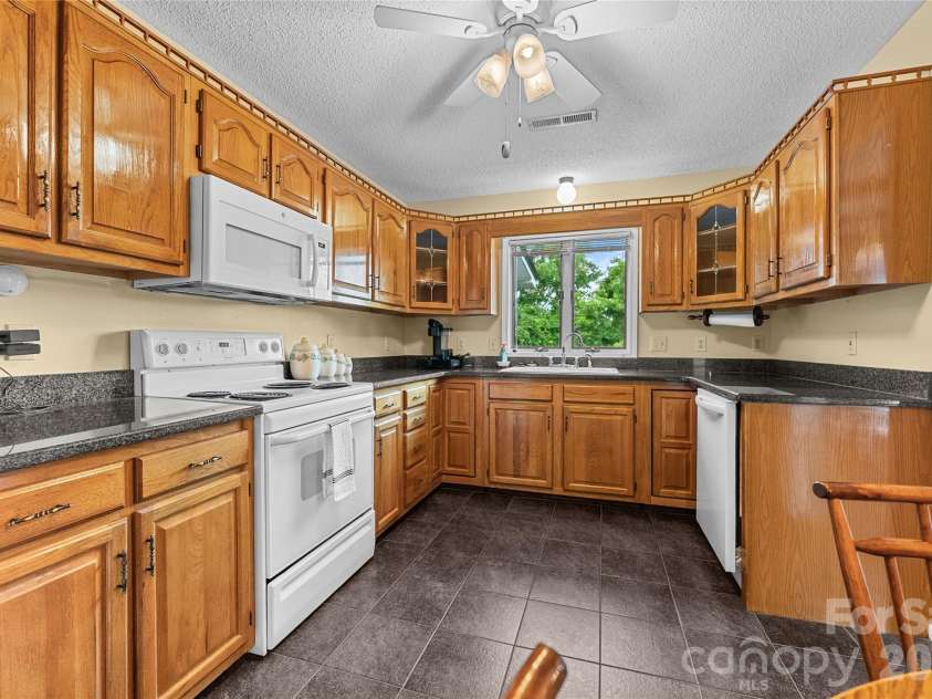 8 Scenic View Drive, Weaverville, NC 28787.  MLS# CAR4378316, YatesRealty ID 30862. 