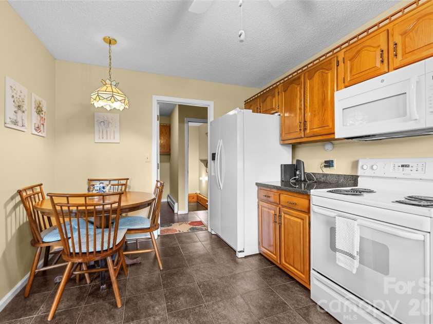 8 Scenic View Drive, Weaverville, NC 28787.  MLS# CAR4378316, YatesRealty ID 30862. 