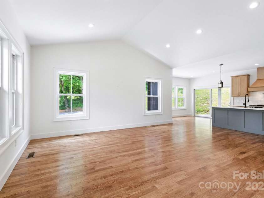 82 Lillycrop Lane, Hendersonville, NC 28792.  MLS# CAR4273359, YatesRealty ID 30864. Enter into a bright open floor plan