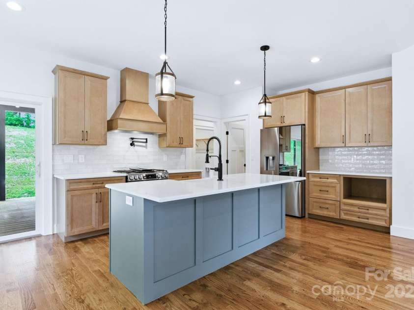 82 Lillycrop Lane, Hendersonville, NC 28792.  MLS# CAR4273359, YatesRealty ID 30864. Large kitchen featuring attractive Shenandoah soft close cabinets