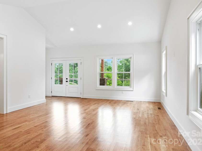 82 Lillycrop Lane, Hendersonville, NC 28792.  MLS# CAR4273359, YatesRealty ID 30864. Souring vaulted ceilings in living room