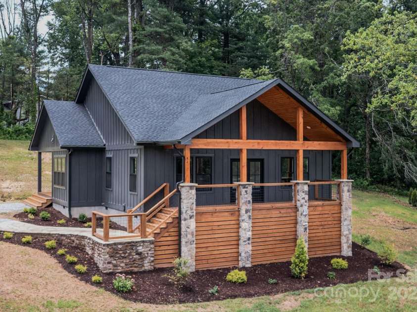 82 Lillycrop Lane, Hendersonville, NC 28792.  MLS# CAR4273359, YatesRealty ID 30864. Welcome to 82 Lillycrop Lane