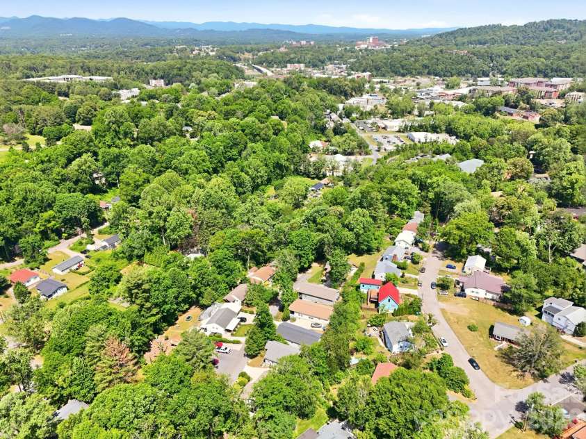 253 Brooklyn Lane, Asheville, NC 28803.  MLS# CAR4384481, YatesRealty ID 30866. 