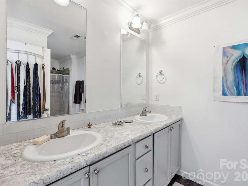 253 Brooklyn Lane, Asheville, NC 28803.  MLS# CAR4384481, YatesRealty ID 30866. Primary Bathroom