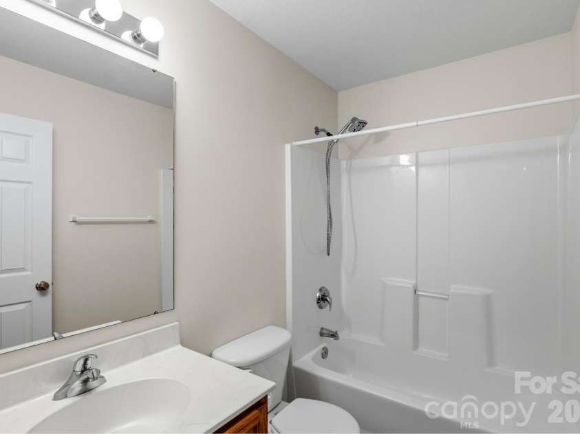 308 Wiltshire Circle, Fletcher, NC 28732.  MLS# CAR4389332, YatesRealty ID 30869. Full hall bath.