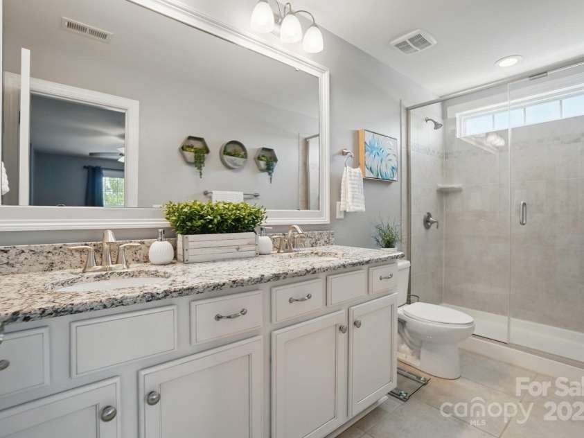 16831 Alydar Commons Lane, Charlotte, NC 28278.  MLS# CAR4256339, YatesRealty ID 30870. 2nd Primary Bathroom