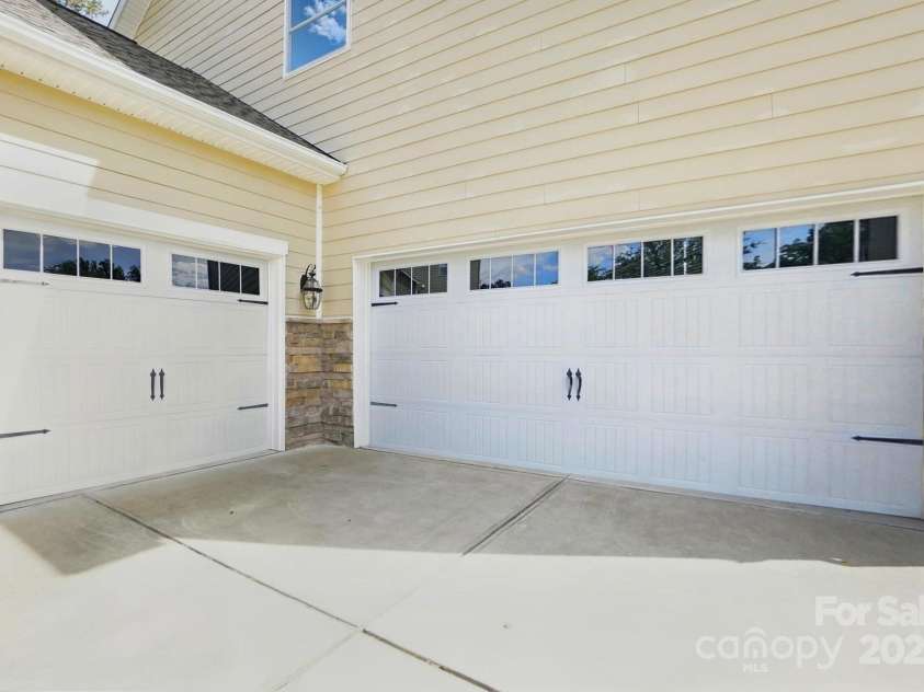 16831 Alydar Commons Lane, Charlotte, NC 28278.  MLS# CAR4256339, YatesRealty ID 30870. 3 Car Garage with Epoxy Floors