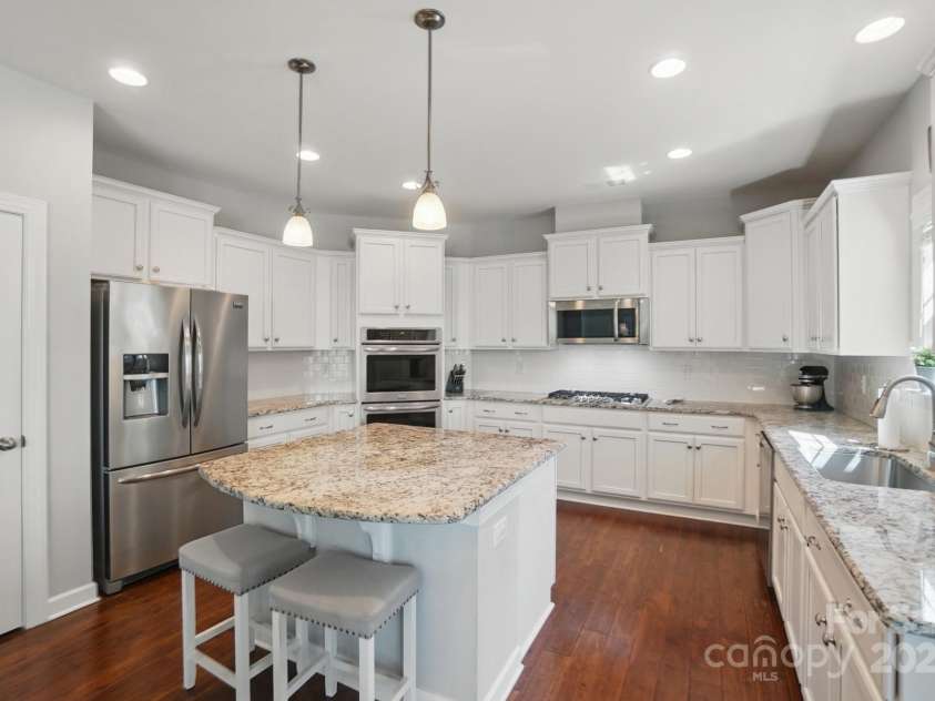16831 Alydar Commons Lane, Charlotte, NC 28278.  MLS# CAR4256339, YatesRealty ID 30870. Gourmet Kitchen