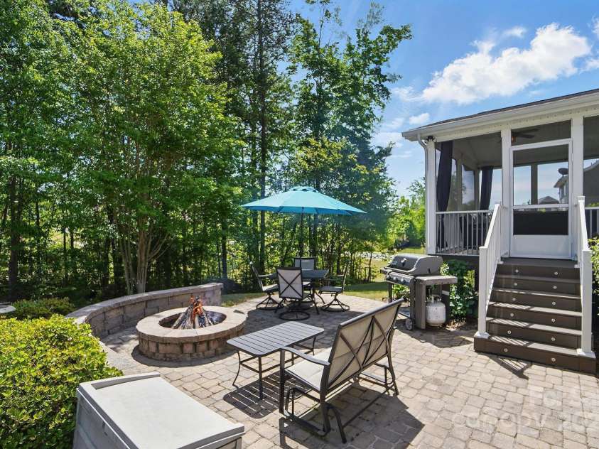 16831 Alydar Commons Lane, Charlotte, NC 28278.  MLS# CAR4256339, YatesRealty ID 30870. Pavered Patio with Fire Pit and Sitting Wall