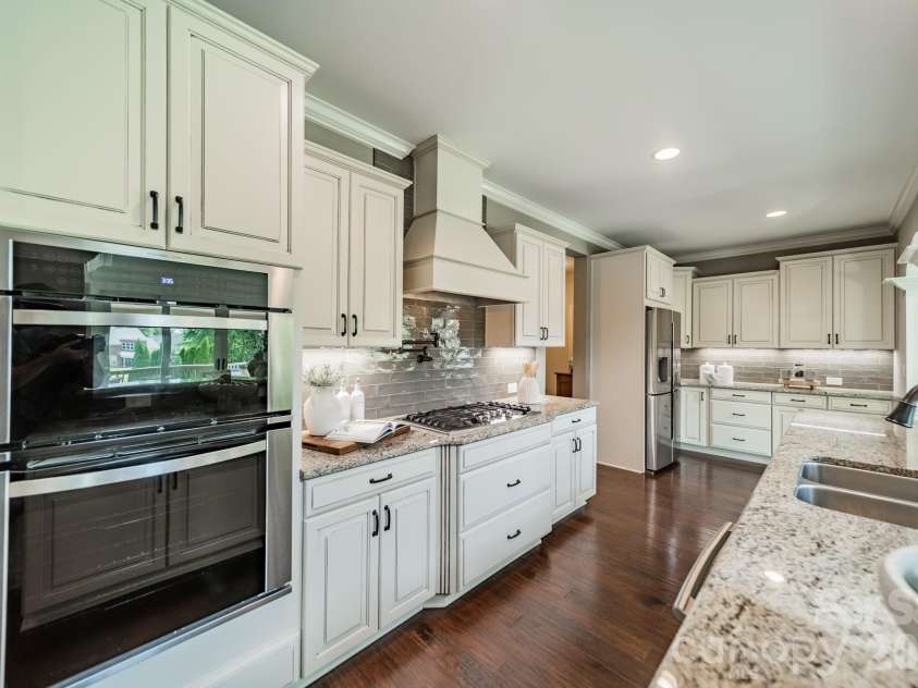 701 Copper Tree Lane, Waxhaw, NC 28173.  MLS# CAR4378056, YatesRealty ID 30870. Chef's kitchen with upgraded Electrolux appliances and an abundance of cabinetry. 