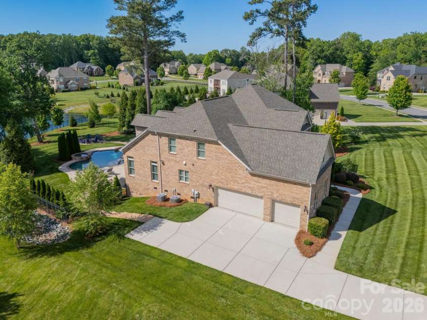 701 Copper Tree Lane, Waxhaw, NC 28173.  MLS# CAR4378056, YatesRealty ID 30870. Spacious 3 car garage and extended driveway