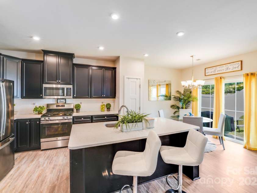 10412 Dalton Woods Court, Huntersville, NC 28078.  MLS# CAR4274231, YatesRealty ID 30871. Beautiful kitchen with an abundance of cabinets, stylish finishes, quartz countertops & a gas stove