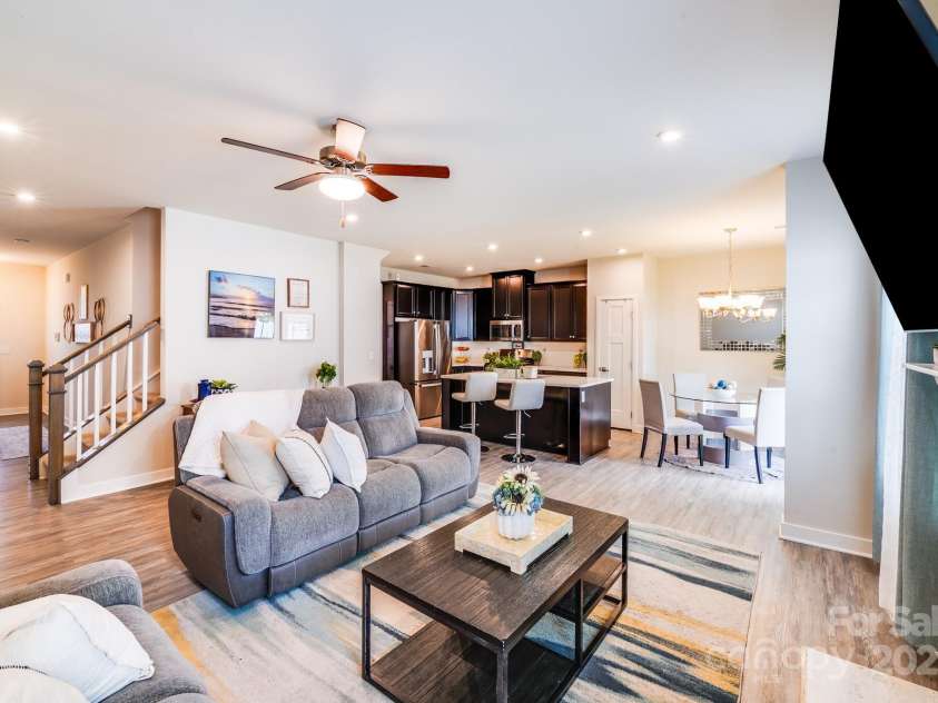 10412 Dalton Woods Court, Huntersville, NC 28078.  MLS# CAR4274231, YatesRealty ID 30871. Gorgeous and spacious main living area