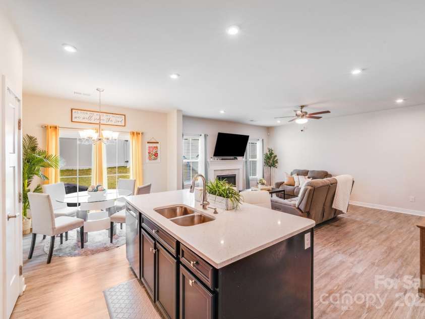 10412 Dalton Woods Court, Huntersville, NC 28078.  MLS# CAR4274231, YatesRealty ID 30871. Large, eat in island