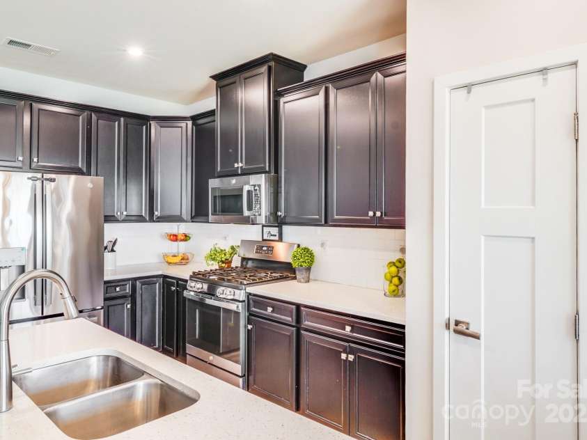 10412 Dalton Woods Court, Huntersville, NC 28078.  MLS# CAR4274231, YatesRealty ID 30871. Large stainless steel refrigerator conveys to new owners.