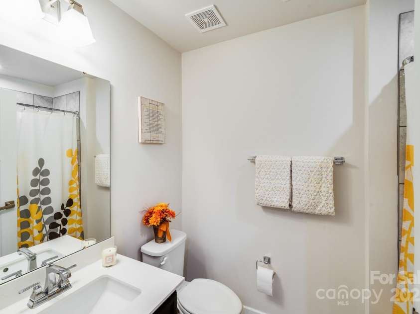 10412 Dalton Woods Court, Huntersville, NC 28078.  MLS# CAR4274231, YatesRealty ID 30871. Secondary bath upstairs has a tiled bath/shower