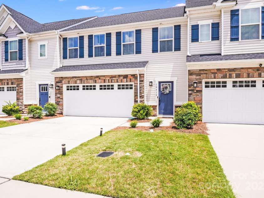 10412 Dalton Woods Court, Huntersville, NC 28078.  MLS# CAR4274231, YatesRealty ID 30871. Spacious, attached two car garage