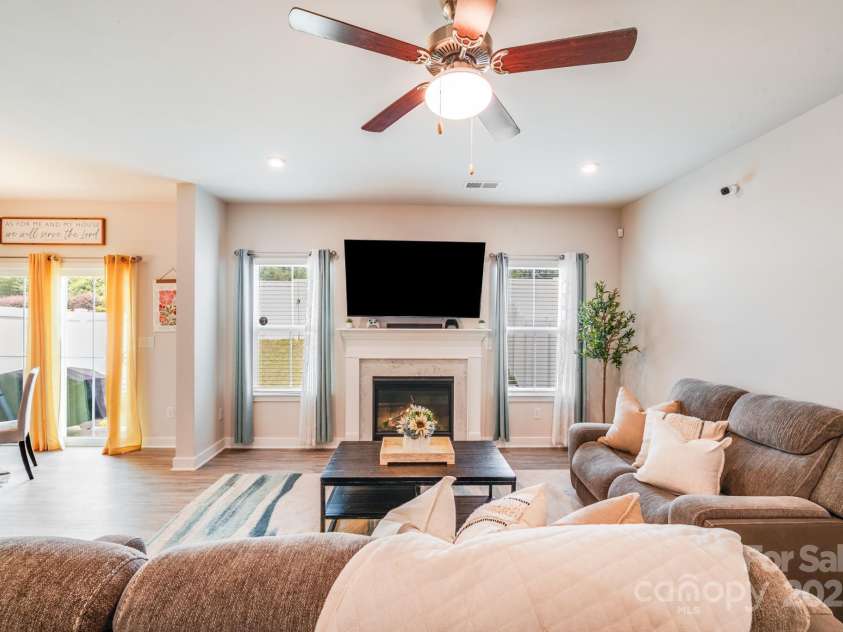 10412 Dalton Woods Court, Huntersville, NC 28078.  MLS# CAR4274231, YatesRealty ID 30871. Upgraded fireplace with white marble