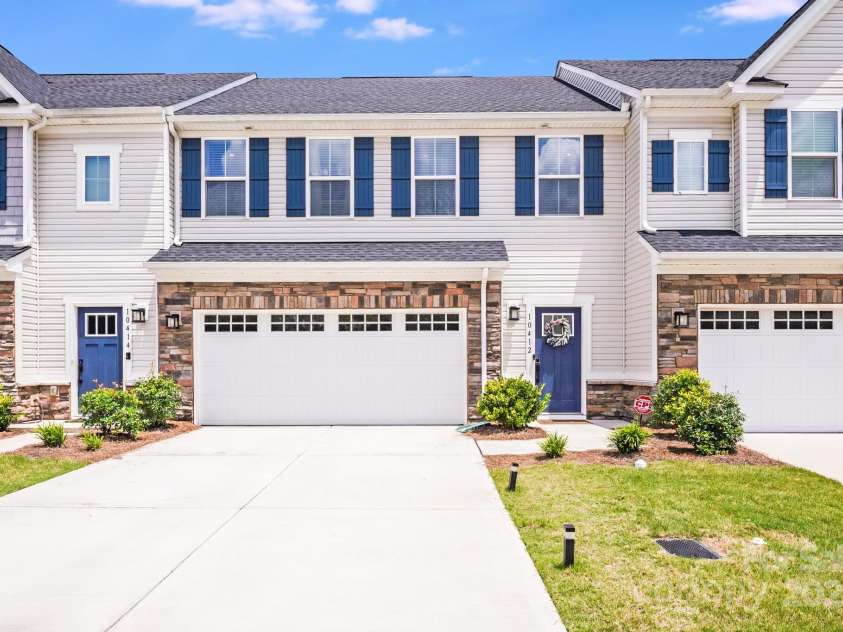 10412 Dalton Woods Court, Huntersville, NC 28078.  MLS# CAR4274231, YatesRealty ID 30871. Welcome Home!