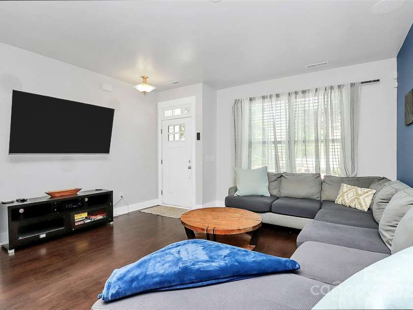 2726 Tranquil Oak Place, Charlotte, NC 28206.  MLS# CAR4274512, YatesRealty ID 30872. 