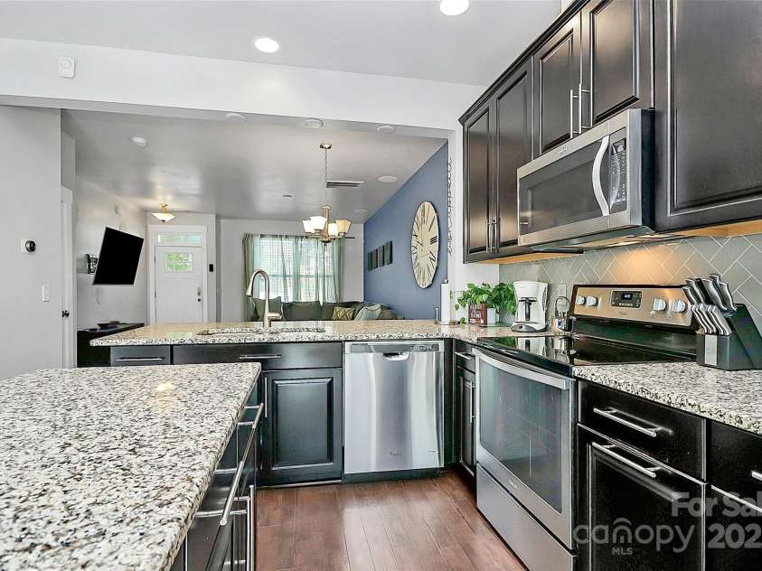 2726 Tranquil Oak Place, Charlotte, NC 28206.  MLS# CAR4274512, YatesRealty ID 30872. 