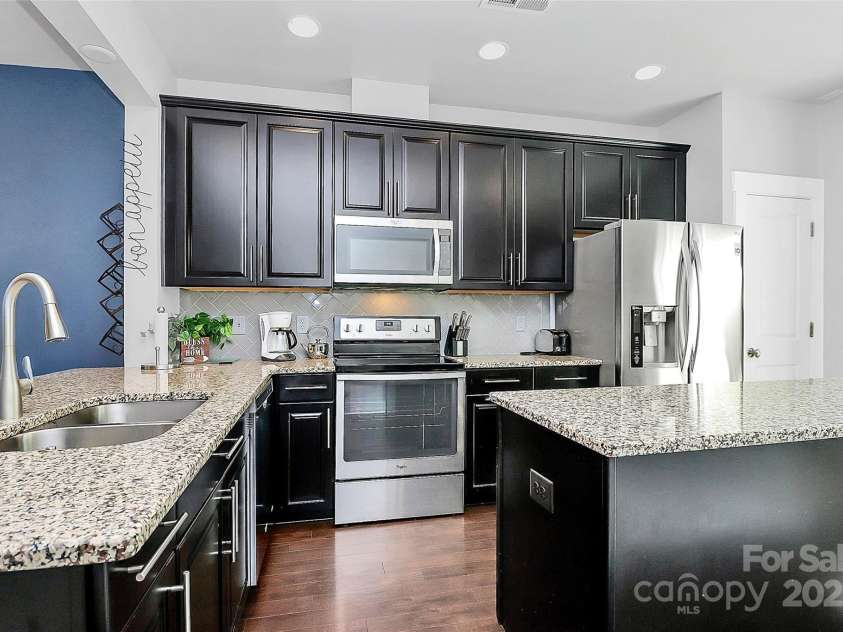 2726 Tranquil Oak Place, Charlotte, NC 28206.  MLS# CAR4274512, YatesRealty ID 30872. 