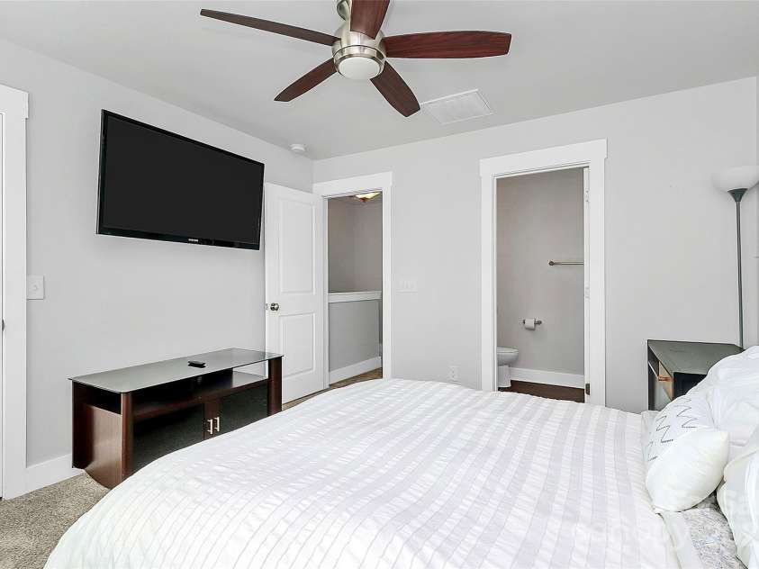2726 Tranquil Oak Place, Charlotte, NC 28206.  MLS# CAR4274512, YatesRealty ID 30872. 