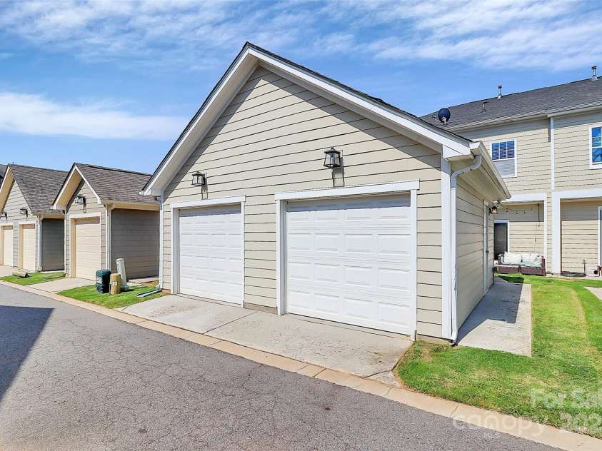 2726 Tranquil Oak Place, Charlotte, NC 28206.  MLS# CAR4274512, YatesRealty ID 30872. 