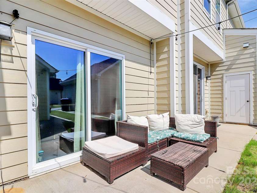 2726 Tranquil Oak Place, Charlotte, NC 28206.  MLS# CAR4274512, YatesRealty ID 30872. 