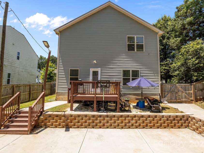 822 Lakehill Road, Charlotte, NC 28214.  MLS# CAR4285225, YatesRealty ID 30877. 