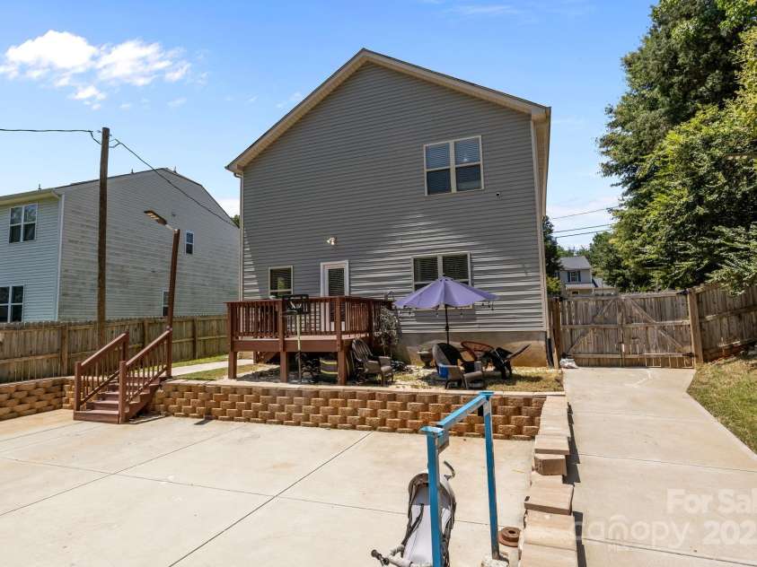 822 Lakehill Road, Charlotte, NC 28214.  MLS# CAR4285225, YatesRealty ID 30877. 