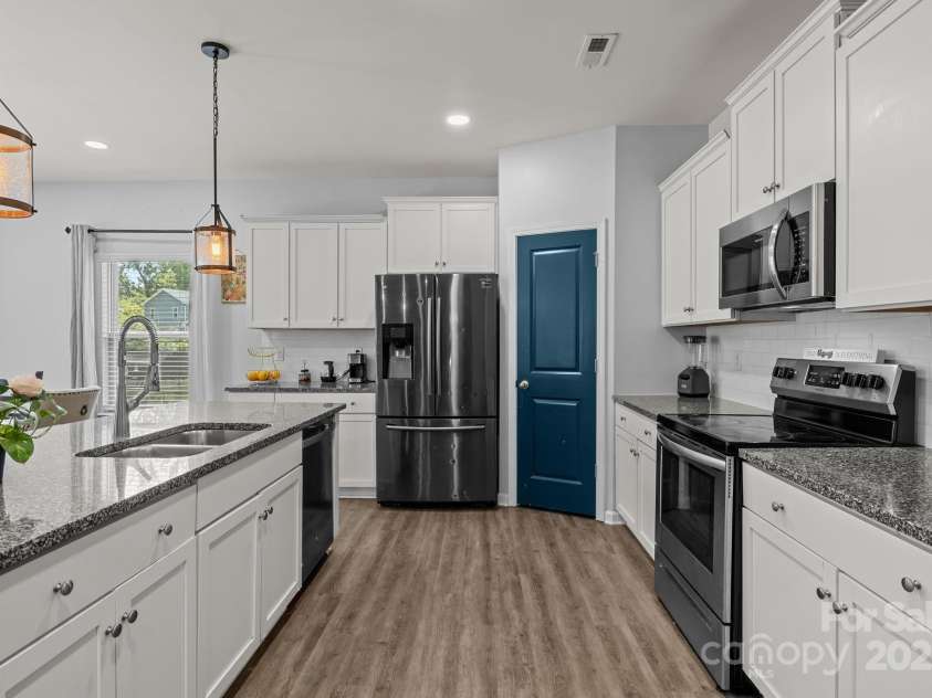 822 Lakehill Road, Charlotte, NC 28214.  MLS# CAR4285225, YatesRealty ID 30877. 