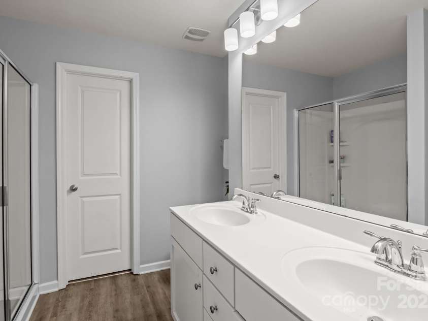 822 Lakehill Road, Charlotte, NC 28214.  MLS# CAR4285225, YatesRealty ID 30877. FULL BATH IN PRIMARY BEDROOM PRIMARY HOUSE