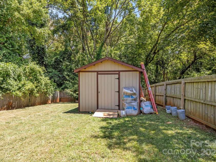 822 Lakehill Road, Charlotte, NC 28214.  MLS# CAR4285225, YatesRealty ID 30877. GRASS YARD