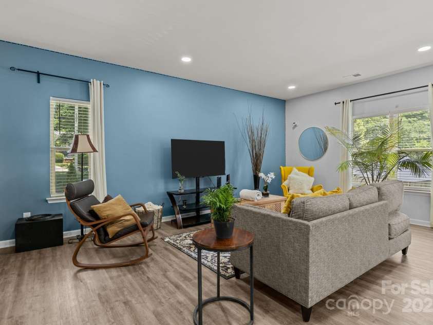 822 Lakehill Road, Charlotte, NC 28214.  MLS# CAR4285225, YatesRealty ID 30877. LIVING ROOM OF MAIN HOUSE
