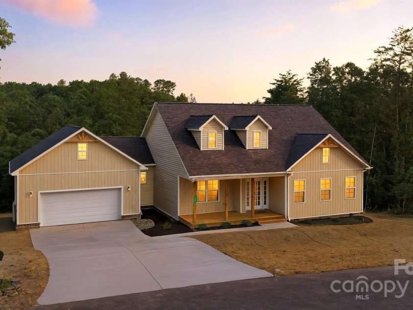 60 Westwinds Drive, Hickory, NC 28601.  MLS# CAR4286081, YatesRealty ID 30878. 
