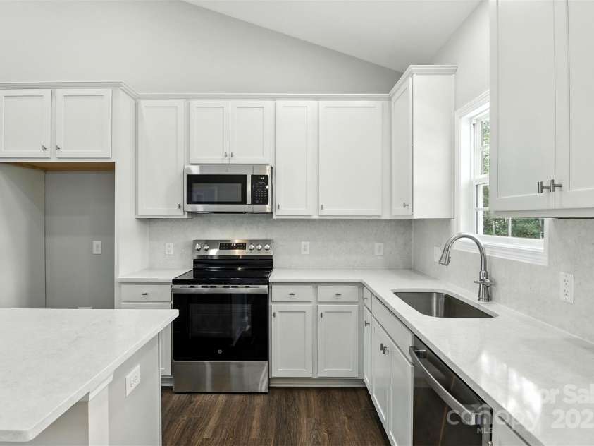 60 Westwinds Drive, Hickory, NC 28601.  MLS# CAR4286081, YatesRealty ID 30878. 