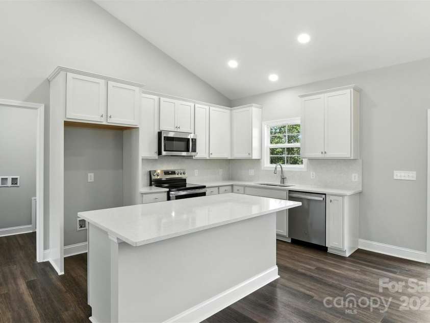 60 Westwinds Drive, Hickory, NC 28601.  MLS# CAR4286081, YatesRealty ID 30878. 