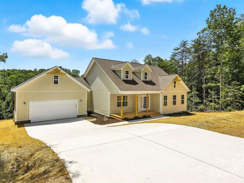 60 Westwinds Drive, Hickory, NC 28601.  MLS# CAR4286081, YatesRealty ID 30878. 